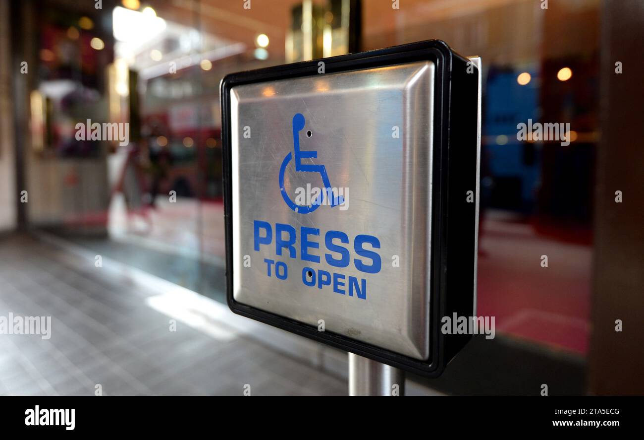 Foto del file non datata di un pulsante della porta d'ingresso disabilitato. I richiedenti di prestazioni per disabili devono essere "al centro" delle riforme delle valutazioni sanitarie, una relazione che ha affermato di mettere in guardia da "rischi significativi" che hanno fatto deragliare altri importanti programmi governativi. Il programma di trasformazione della salute, lanciato nel 2018 e previsto per il 2029, mira a semplificare e rendere il processo di valutazione più accessibile per i 3,9 milioni di persone in età lavorativa che ricevono almeno uno dei principali benefici per la disabilità. Data di emissione: Mercoledì 29 novembre 2023. Foto Stock