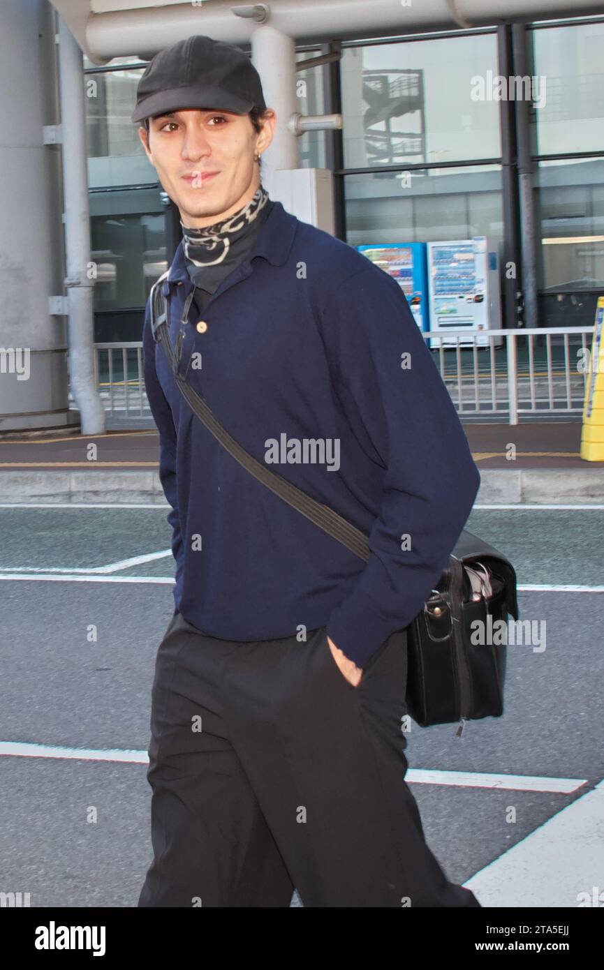 Ethan Torchio di Maneskin arriva all'aeroporto internazionale Narita di Chiba, in Giappone, il 29 novembre 2023. Credito: AFLO/Alamy Live News Foto Stock