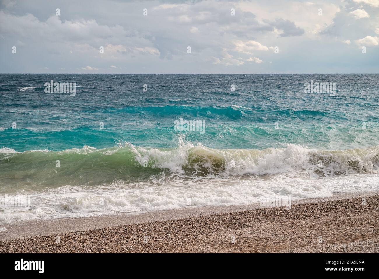Grandi onde che colpiscono la costa di Konyaalti in una giornata tempestosa Foto Stock