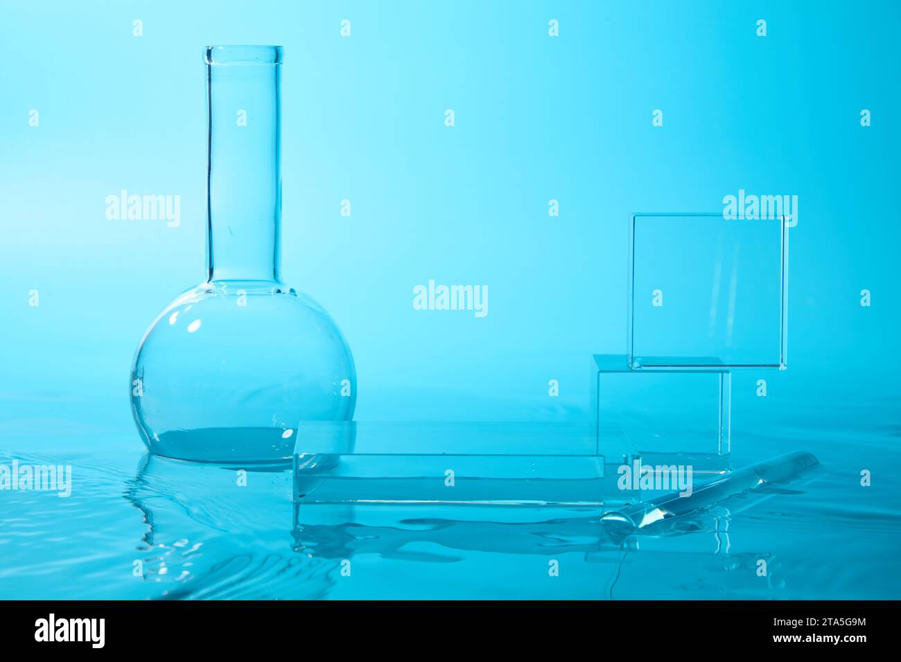 Podi geometrici decorati con fiasca di firenze a fondo piatto. Vista frontale. Scena minimalista con podio e sfondo astratto Foto Stock