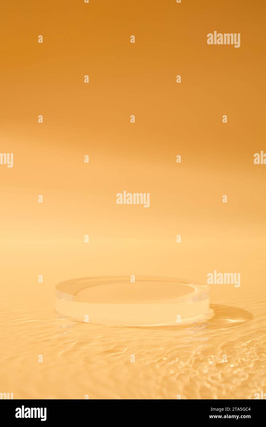 Scena minimalista di un podio di vetro a forma rotonda decorato su sfondo arancione. Mockup di modelli di prodotti per podio o piattaforma Studio Foto Stock