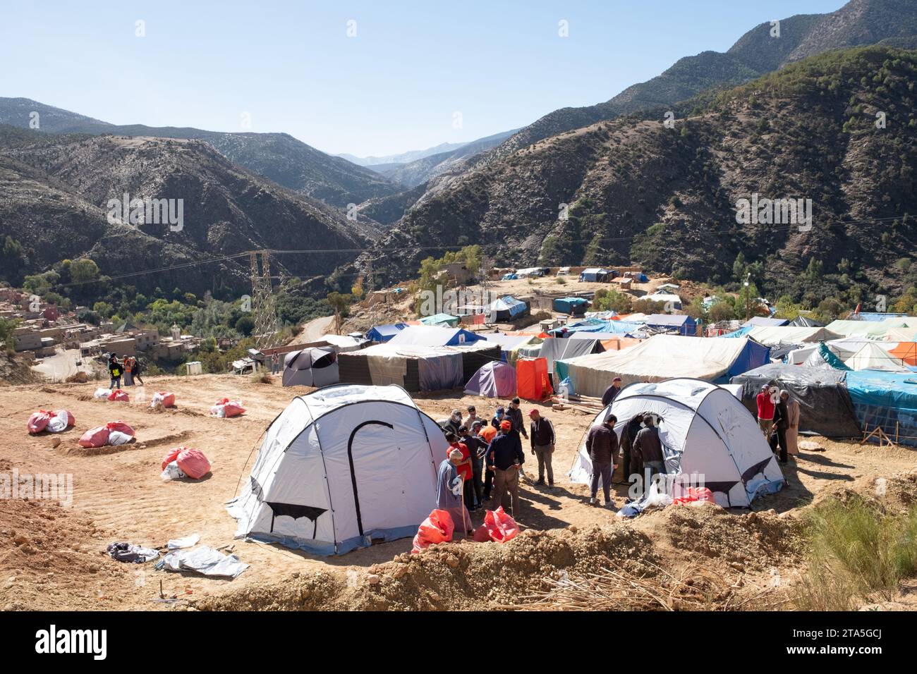 Sessione di allenamento a Sidi Hssain, montagne dell'Atlante, Marocco parte dell'organizzazione benefica Shelterbox per il soccorso in caso di catastrofi il terremoto dell'8 settembre Foto Stock