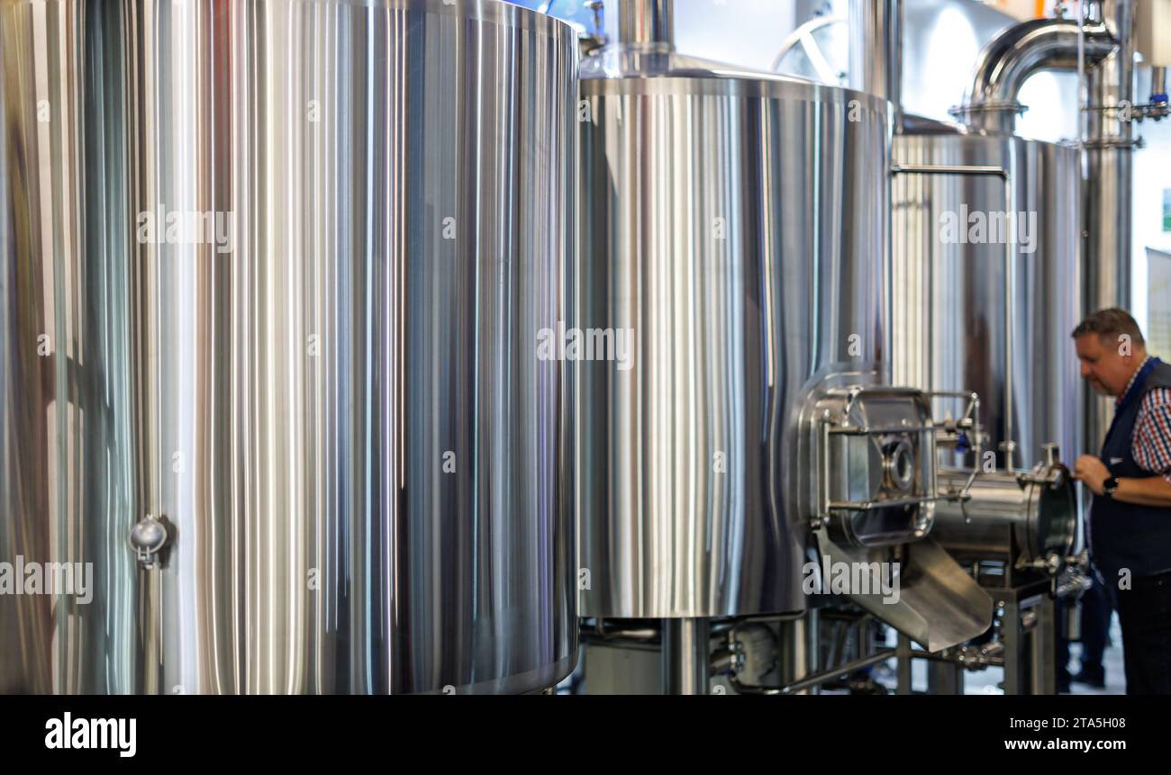 Norimberga, Germania. 28 novembre 2023. I bollitori per la produzione di birra del produttore cinese ZYB Craft sono esposti alla fiera BrauBeviale delle bevande. Credito: Daniel Karmann/dpa/Alamy Live News Foto Stock