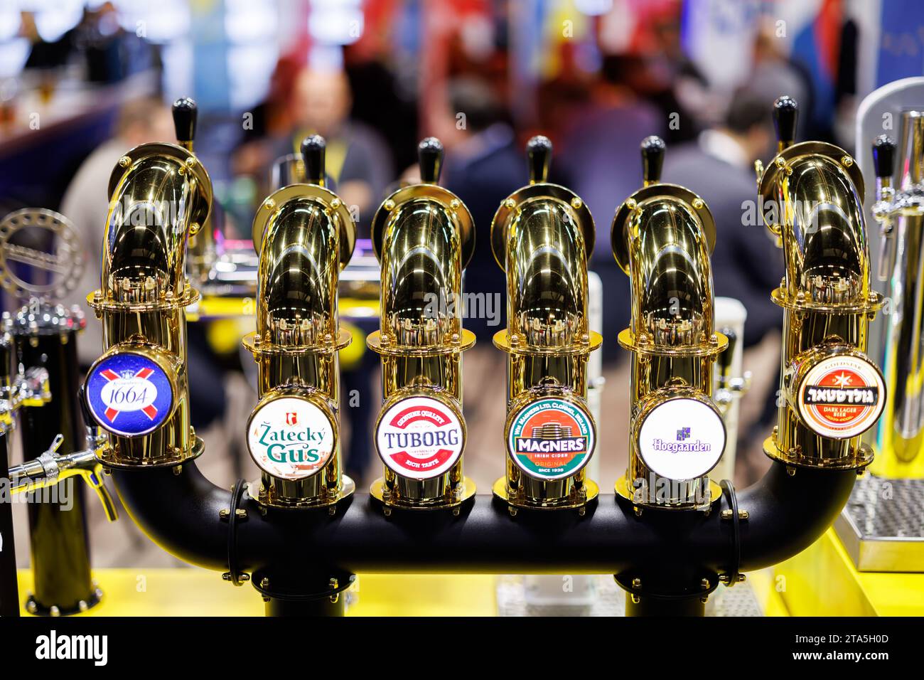 Norimberga, Germania. 28 novembre 2023. Un sistema di erogazione è in mostra alla fiera BrauBeviale Beverage presso lo stand della società Ucraina UBC Group. Credito: Daniel Karmann/dpa/Alamy Live News Foto Stock