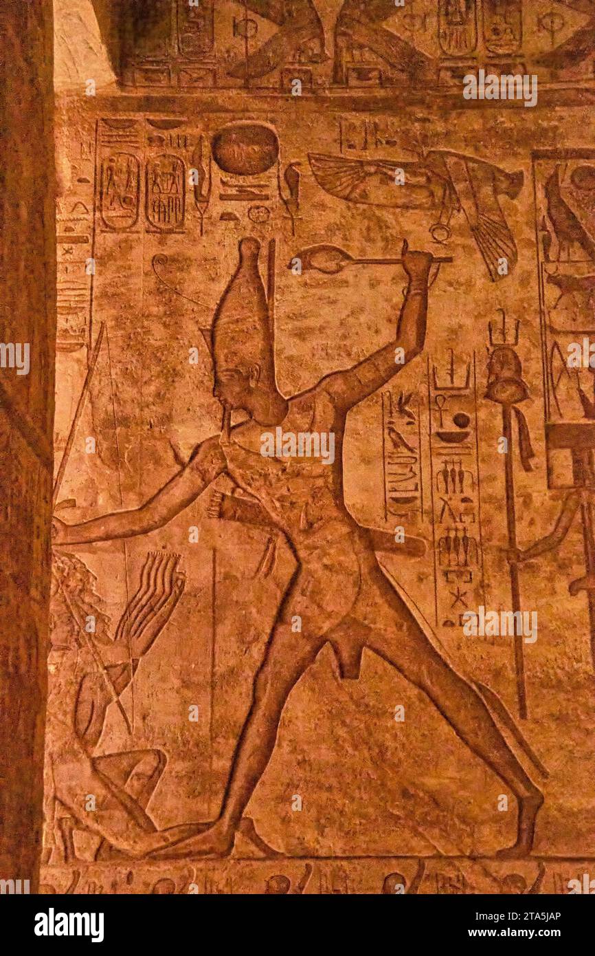 L'incisione di figure egiziane accanto ai geroglifici all'interno del tempio di Abu Simbel in Egitto. Foto Stock