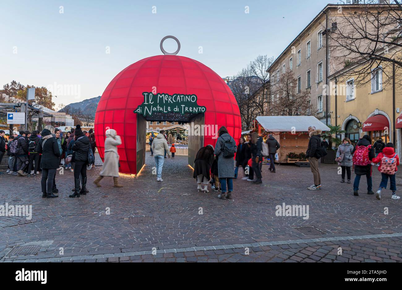 Mercatini di Natale di Trento. Chi compra nei negozi del tradizionale mercatino di natale - Trento (Trentino alto Adige), Italia settentrionale, Europa, Foto Stock