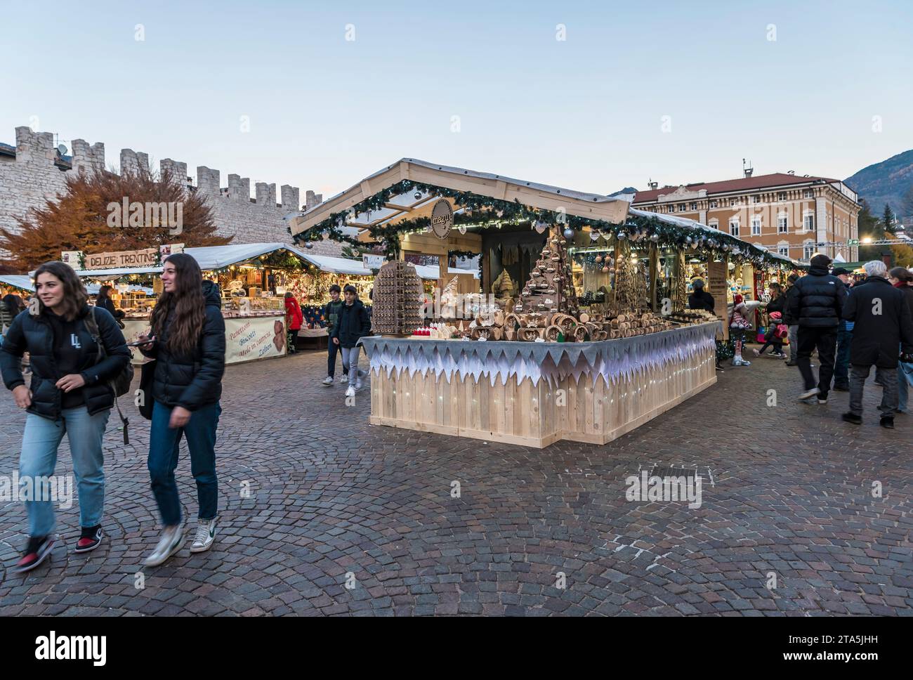 Mercatini di Natale di Trento. Chi compra nei negozi del tradizionale mercatino di natale - Trento (Trentino alto Adige), Italia settentrionale, Europa, Foto Stock