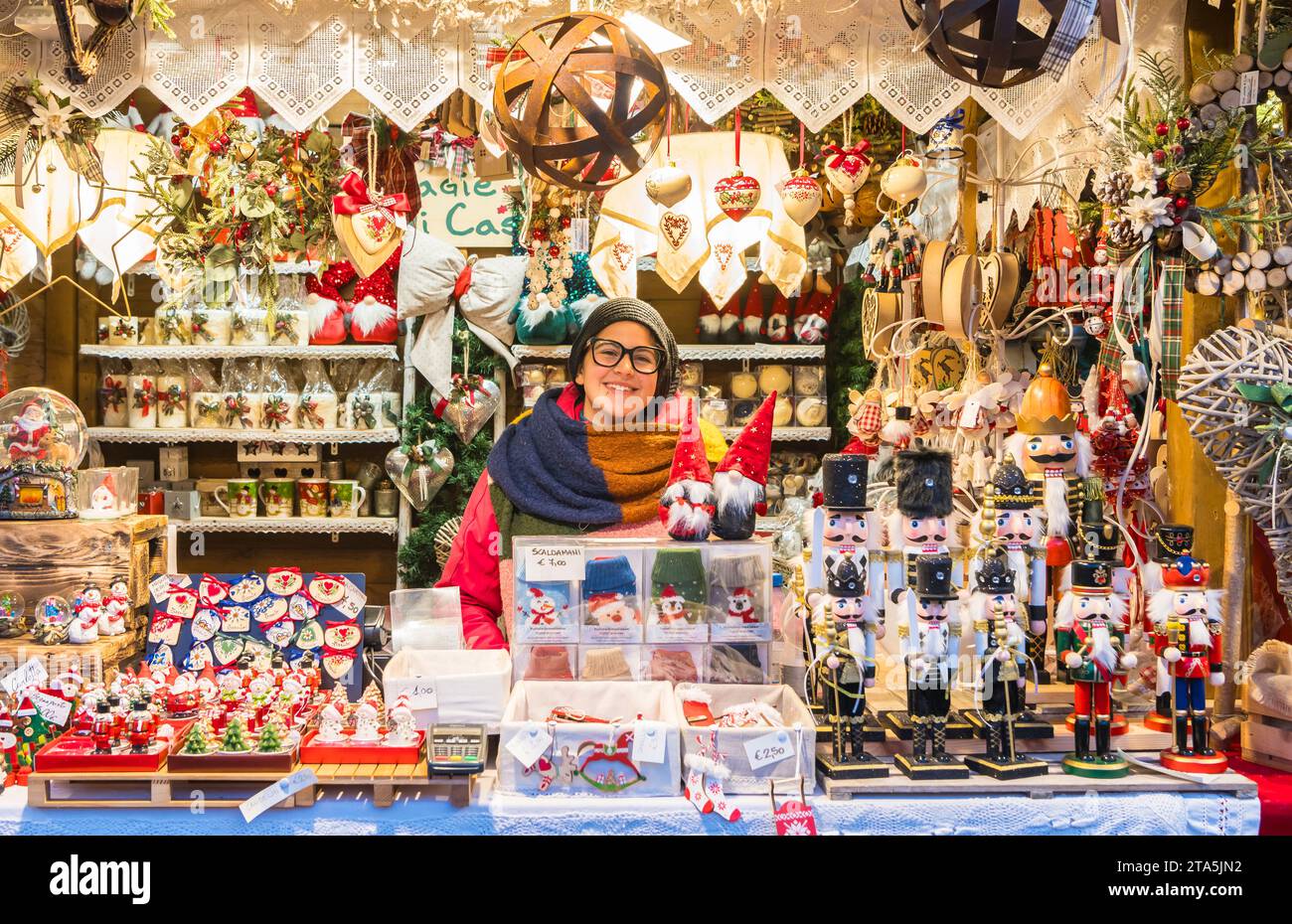 Mercatini di Natale di Trento. Chi compra nei negozi del tradizionale mercatino di natale - Trento (Trentino alto Adige), Italia settentrionale, Europa, Foto Stock