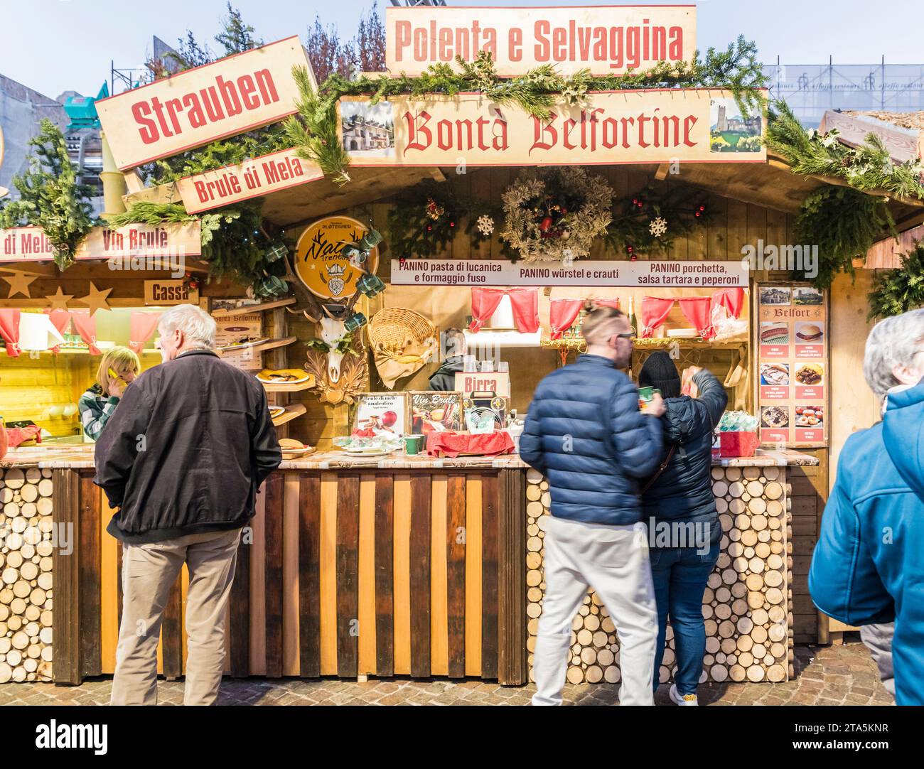 Mercatini di Natale di Trento. Chi compra nei negozi del tradizionale mercatino di natale - Trento (Trentino alto Adige), Italia settentrionale, Europa, Foto Stock