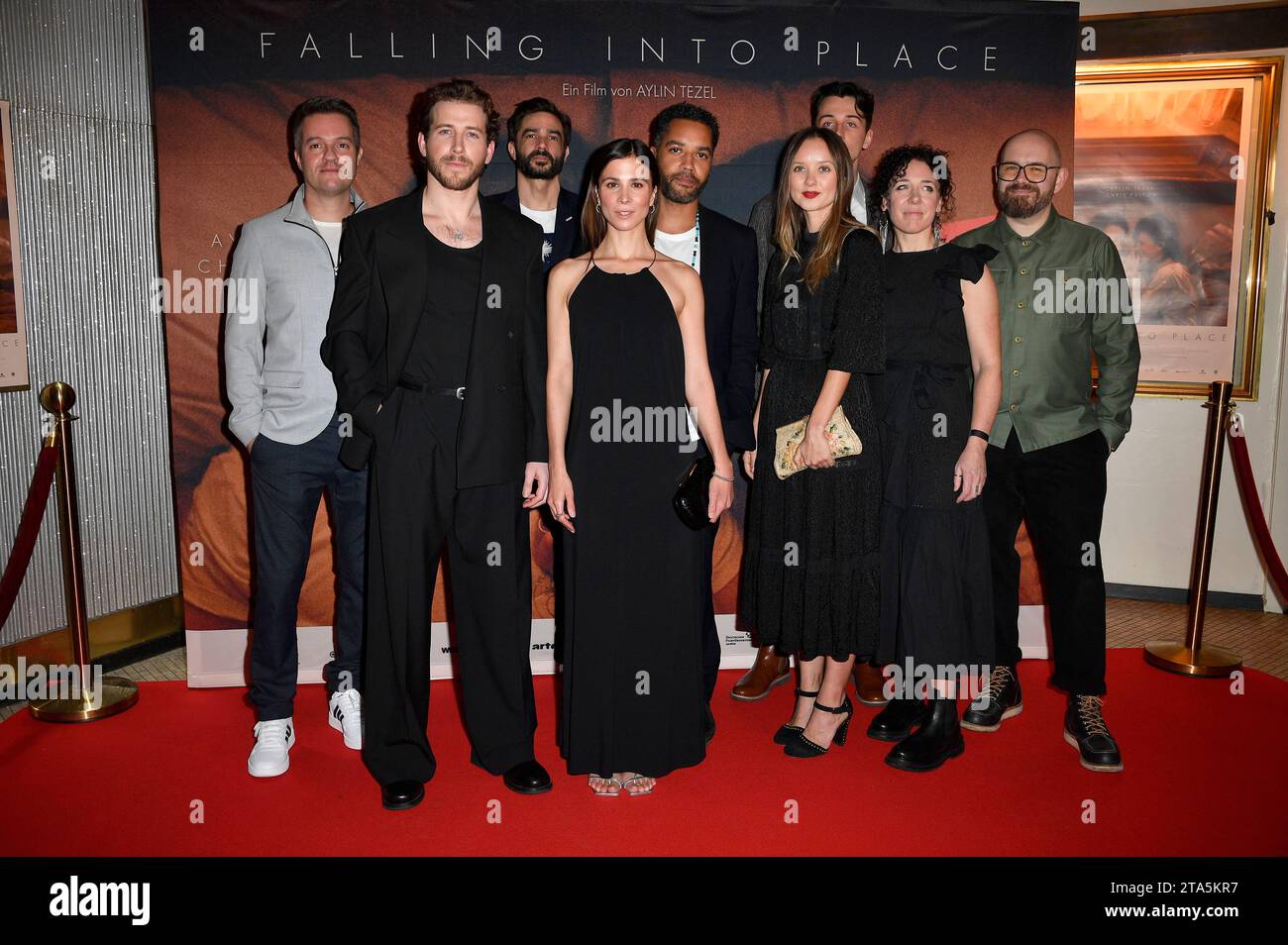 David J. Achilles, Chris Fulton, Jon Hopkins, Aylin Tezel, Samuel Anderson, Alexandra Dowling, Rory Fleck Byrne, Gast und Ben Lukas Boysen bei der Premiere des Kinofilms "Falling into Place" nella der Astor Film Lounge. Berlino, 28.11.2023 Foto Stock