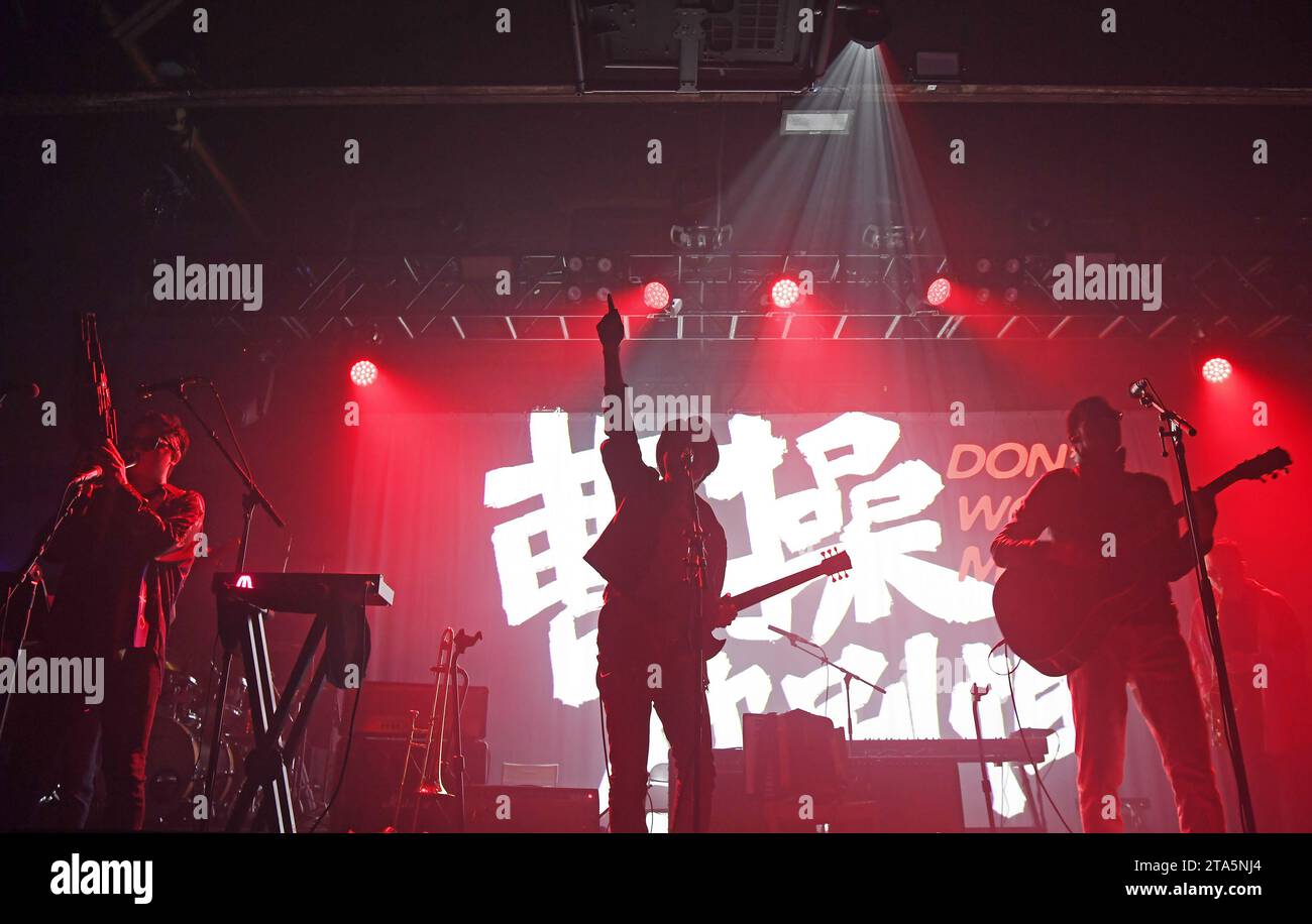 New York, USA. 25 novembre 2023. I membri della band cinese Wu Tiao Ren si esibiscono durante un festival cinese di musica rock e folk a New York, negli Stati Uniti, 25 novembre 2023. Il festival di due giorni di musica rock e folk cinese, "Friends from the East", si è tenuto a New York City durante il fine settimana, attirando migliaia di fan, principalmente quelli dei 20 e 30 anni. PER ANDARE CON "Feature: Gruppi musicali cinesi rock NYC con tappezzeria in continua evoluzione della cultura giovanile cinese" Credit: li Rui/Xinhua/Alamy Live News Foto Stock
