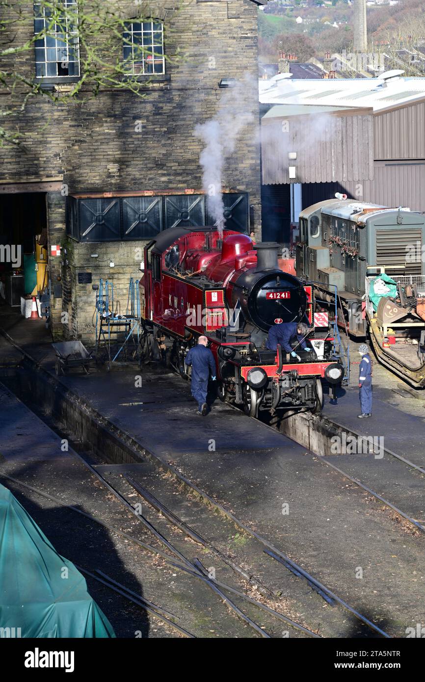 Treno a vapore presso il capannone ferroviario, Haworth, Keighley and Worth Valley Railway, West Yorkshire Foto Stock