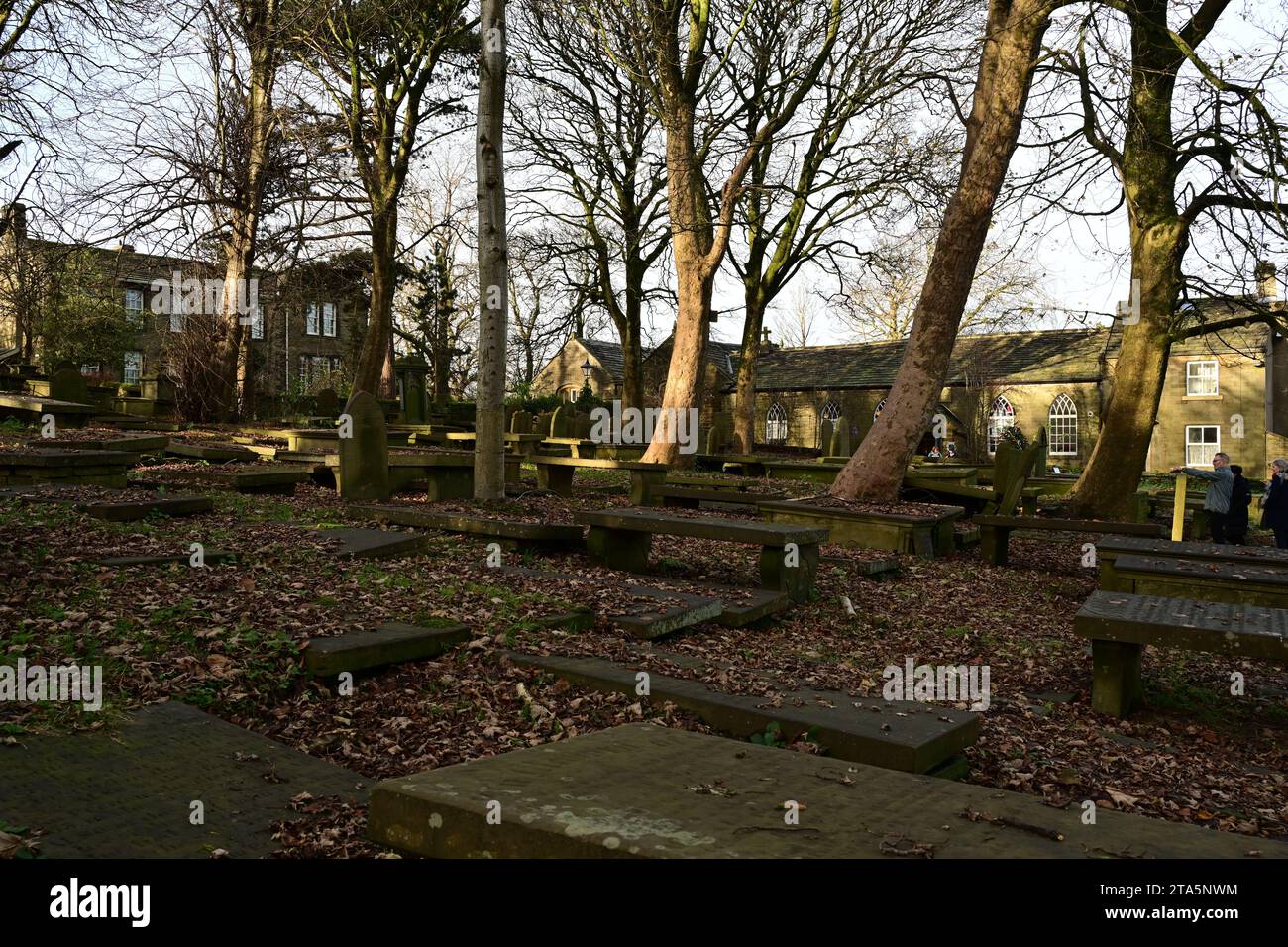 Haworth Parsonage e cimitero in colori autunnali, West Yorkshire Foto Stock