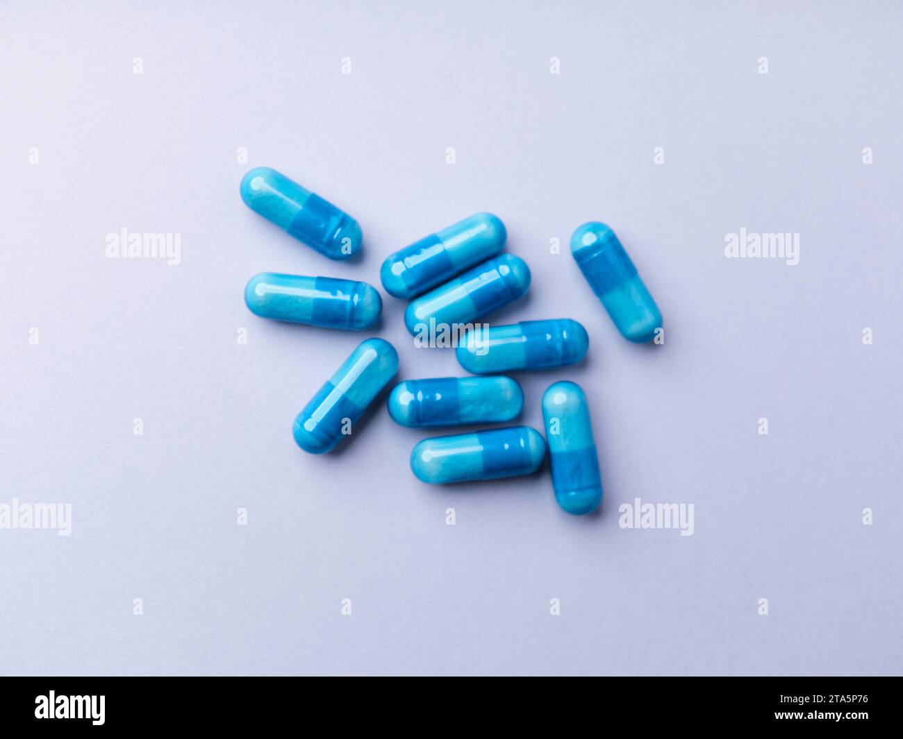 Capsule di aminoacidi su sfondo cartaceo luminoso. Messa a fuoco morbida. Primo piano. Copia spazio. Foto Stock