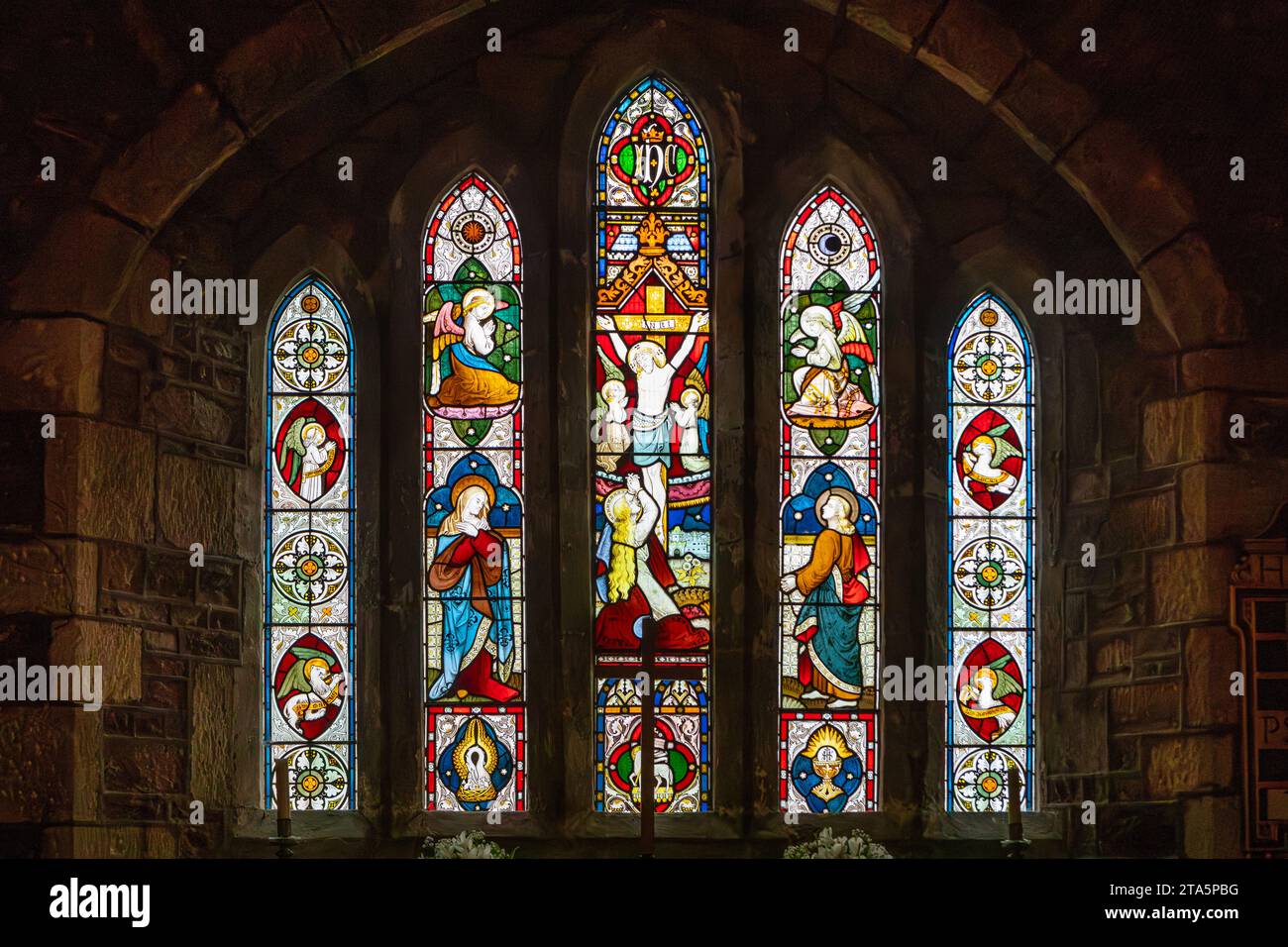Le vetrate colorate della chiesa di San Nicola, Ringmore, South Devon. Foto Stock
