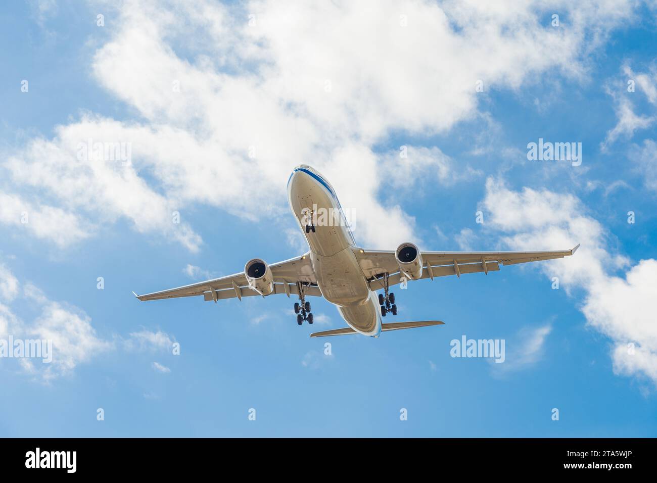 Guarda un aereo passeggeri a bassa quota che arriva a Tullamarine a Melbourne, Victoria, Australia Foto Stock