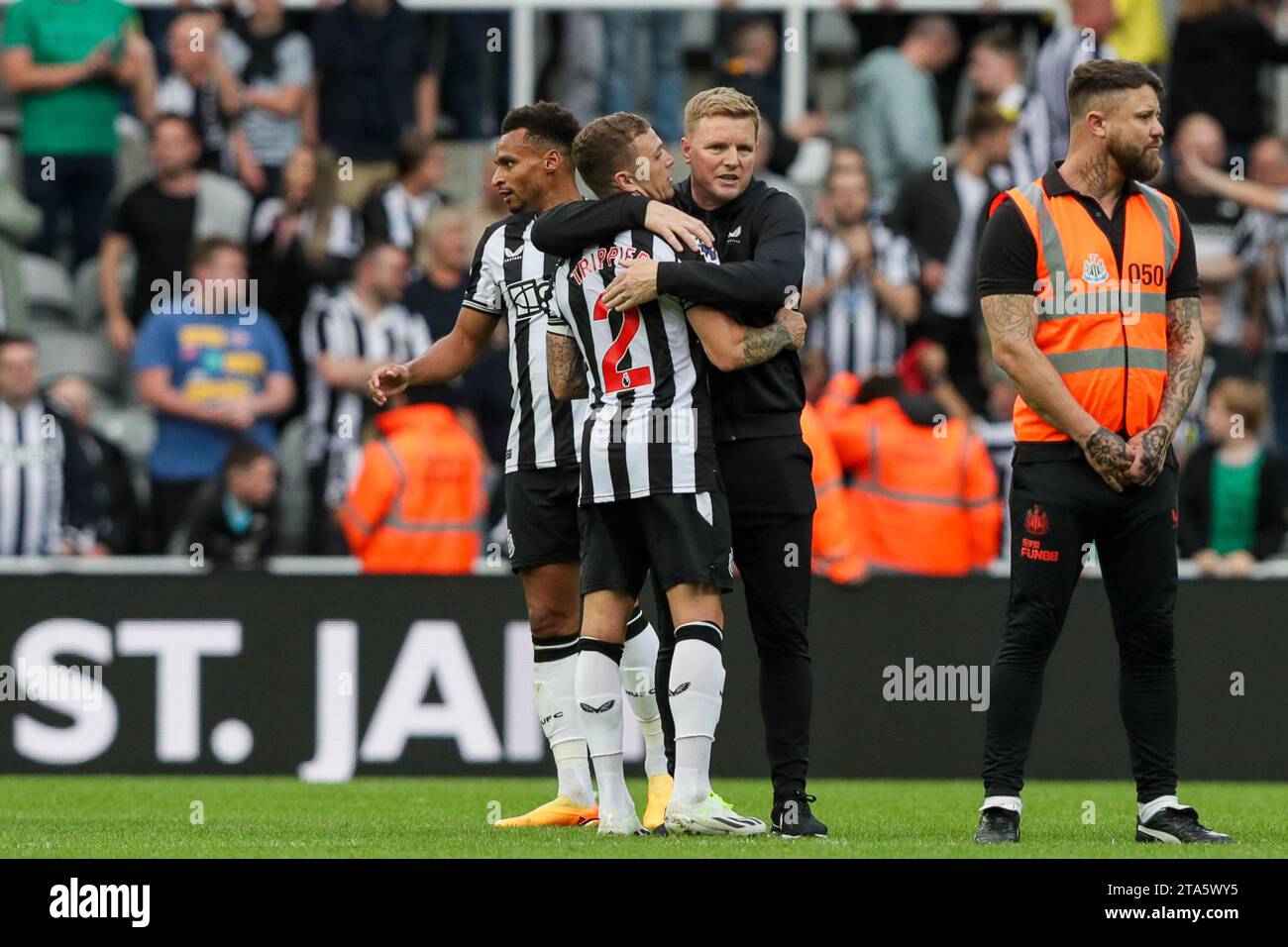 Kieran Trippier di Newcastle e Manager di Newcastle, Eddie Howe festeggia la vittoria su Aston Villa 5-1 - Newcastle United contro Aston Villa, Premier League, St James' Park, Newcastle upon Tyne, Regno Unito - 12 agosto 2023 solo per uso editoriale - si applicano restrizioni DataCo Foto Stock