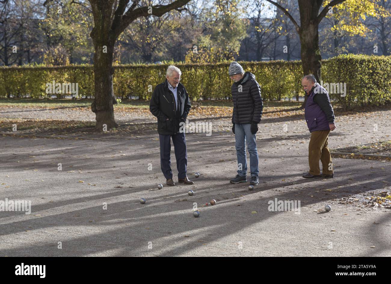 Giocatore di bocce all'Hofgarten di Monaco Foto Stock