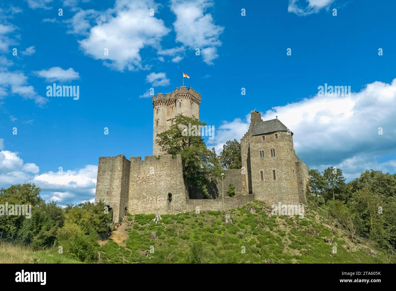 Il castello medievale di Kasselburg (XII secolo) vicino al villaggio di Pelm nel distretto di Vulkaneifel in Renania-Palatinato, Germania. Foto Stock