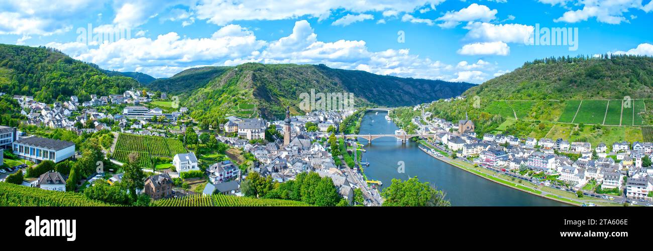 Panorama di Cochem con la valle del fiume Mosella, Renania-Palatinato, Germania Foto Stock
