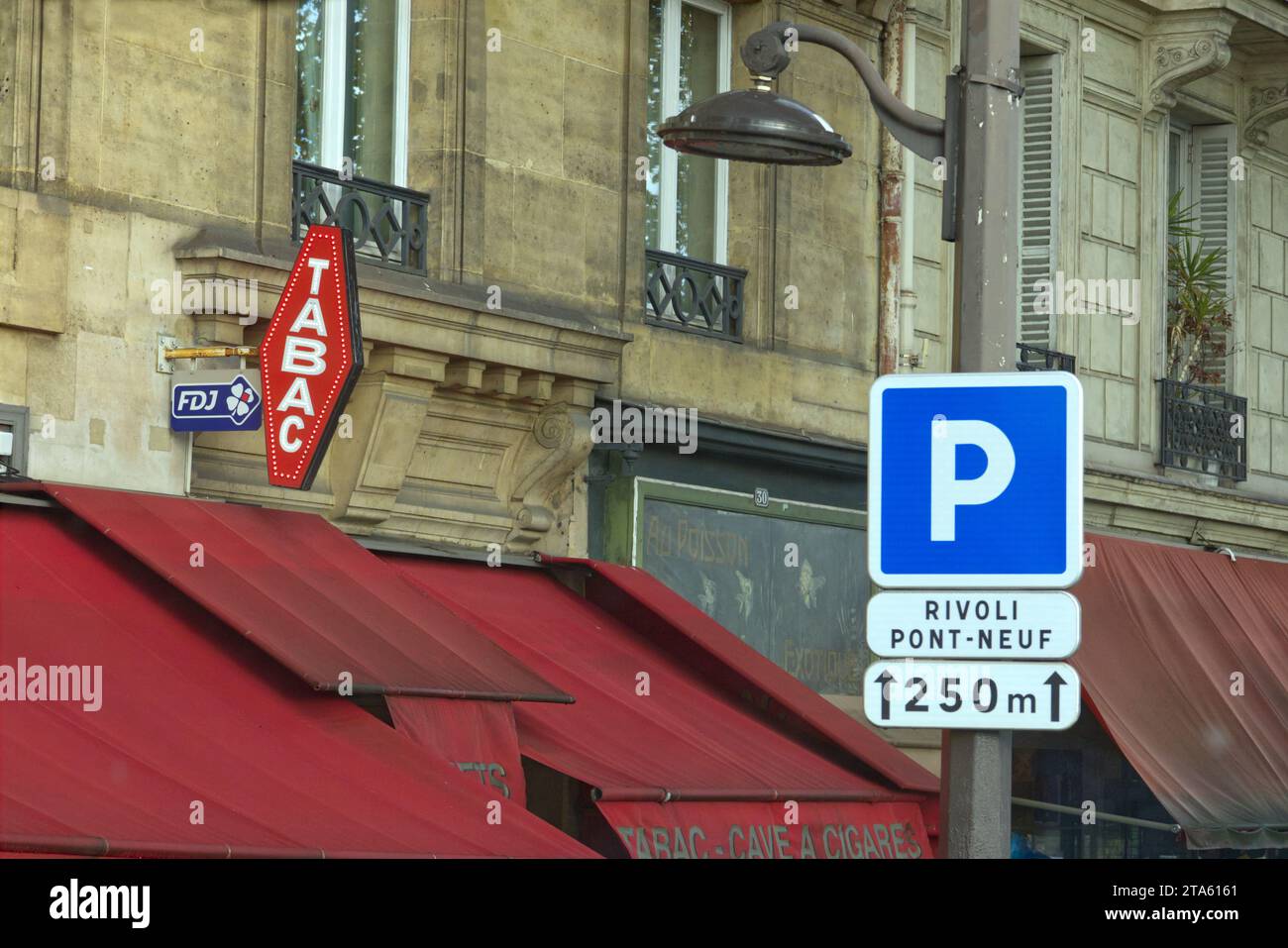 Parigi, Francia - cartello Tabac sopra le tende di un caffè tabac, un bar che vende anche sigarette, biglietti della lotteria e talvolta francobolli Foto Stock