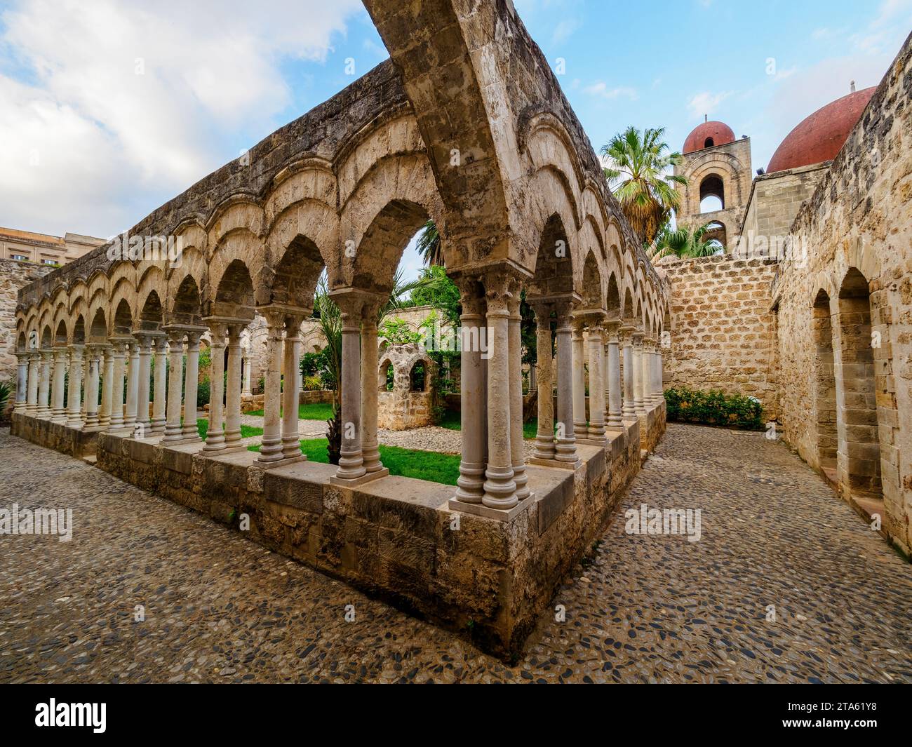 Chiostro di San Giovanni degli Eremiti , antica chiesa monastica in stile arabo-normanno e romanico - Palermo, Italia Foto Stock