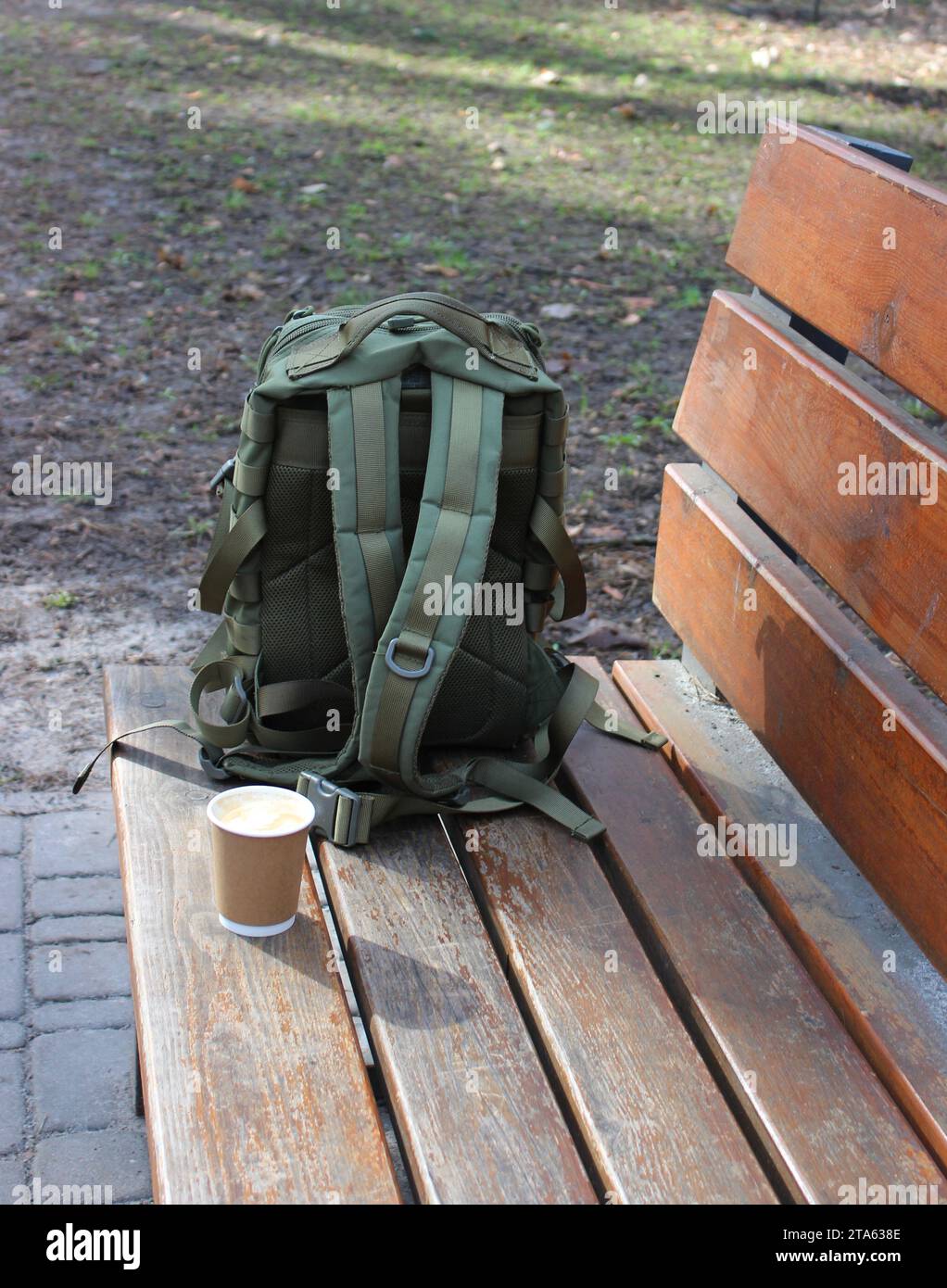 Uno zaino confezionato per viaggiare e una tazza di cappuccino prima di un lungo viaggio Foto Stock