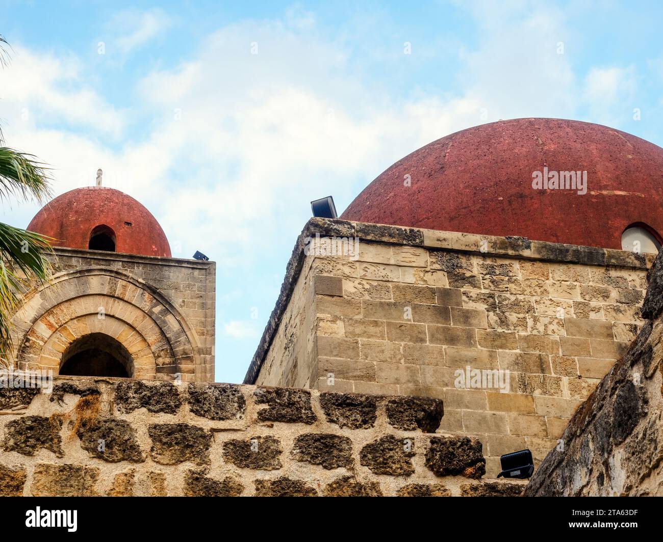 Cupola e campanile. San Giovanni degli Eremiti , antica chiesa monastica in stile arabo-normanno e romanico - Palermo, Italia Foto Stock