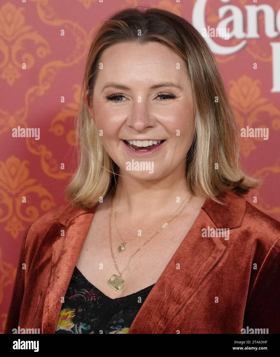 Beverley Mitchell arriva all'Amazon prime Video's CANDY CANE LANE World Premiere tenutasi al Regency Village Theatre di Westwood, CALIFORNIA, martedì 28 novembre 2023. (Foto di Sthanlee B. Mirador/Sipa USA) Foto Stock