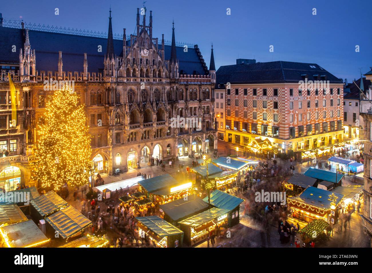 Monaco di Baviera, Germania: Christkindlmarkt at Marienplatz - Municipio, chiesa Frauenkirche, Oberbayern Foto Stock