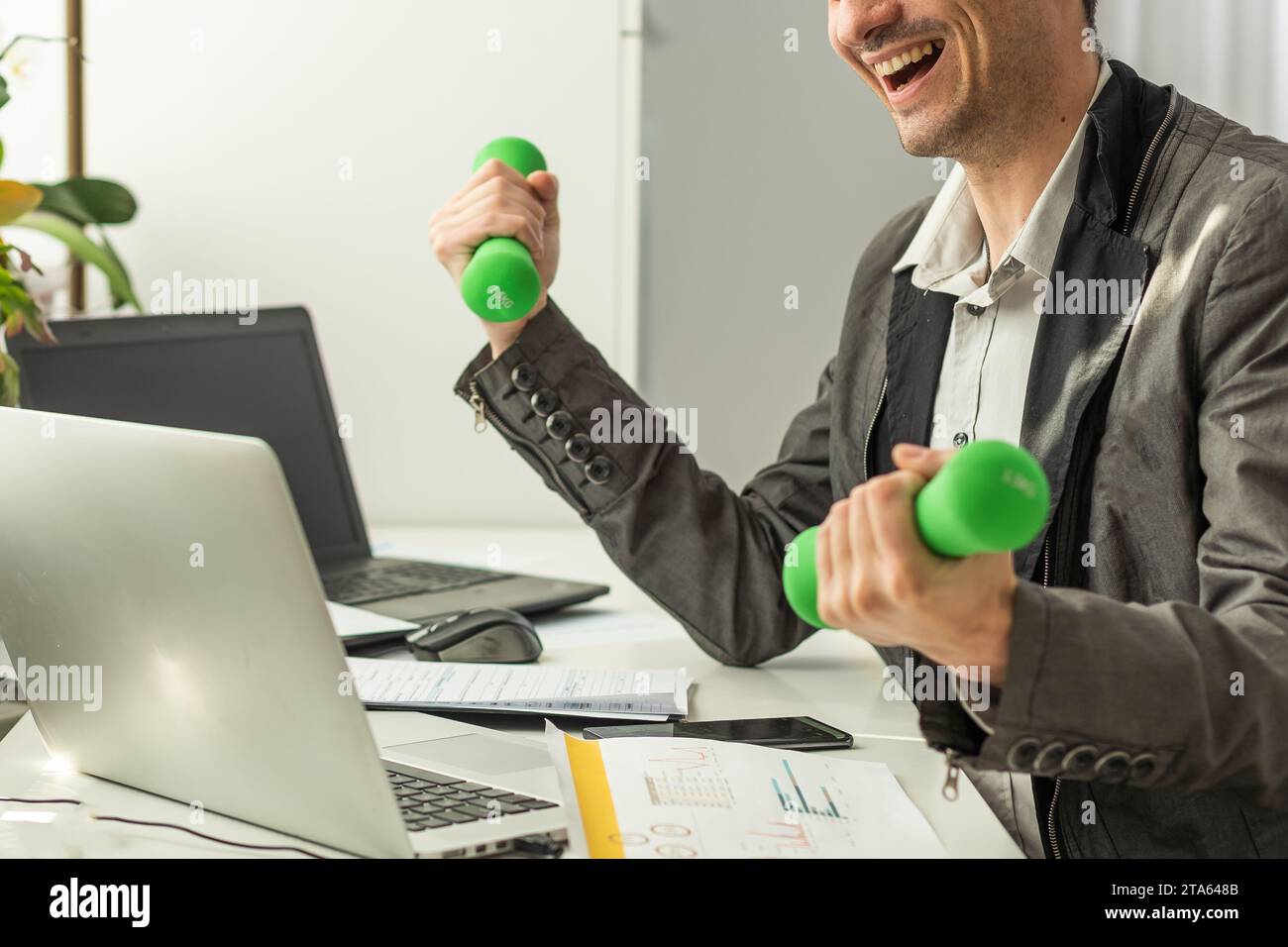Imprenditore fare esercizio con il manubrio Foto Stock