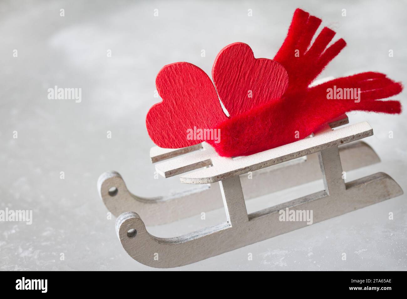 Il cuore di San Valentino in slitta di sciarpa, il concetto di san valentino Foto Stock