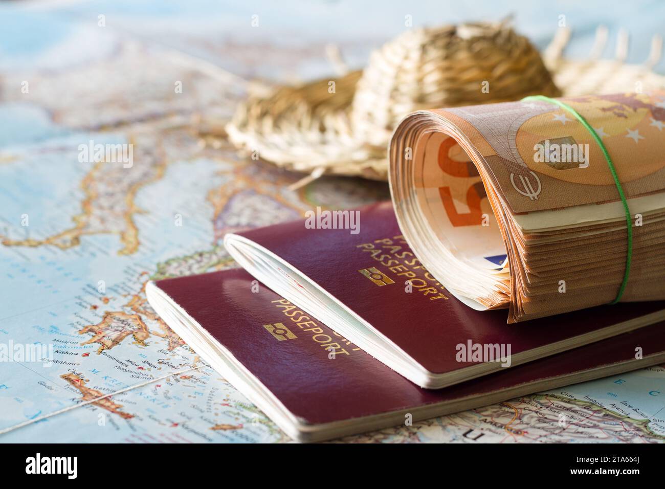 Mappa, passaporti, un sacco di soldi e cappello di paglia, concetto di vacanza costosa Foto Stock