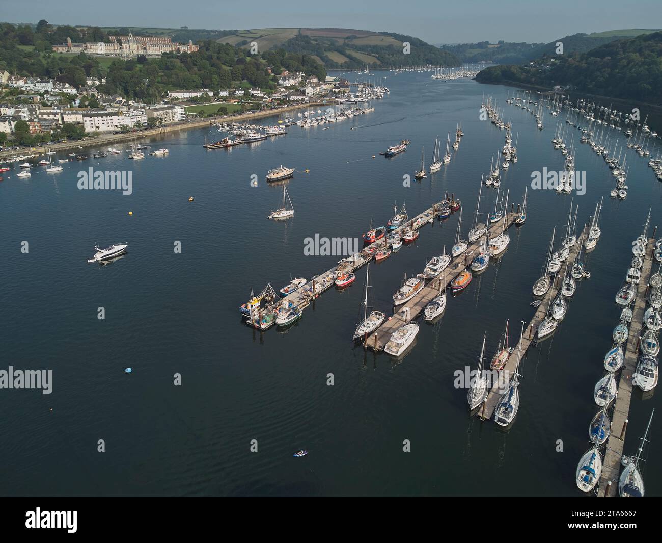 Una vista ariosa dello splendido estuario del fiume Dart e della storica città di Dartmouth, Devon, Gran Bretagna. Foto Stock