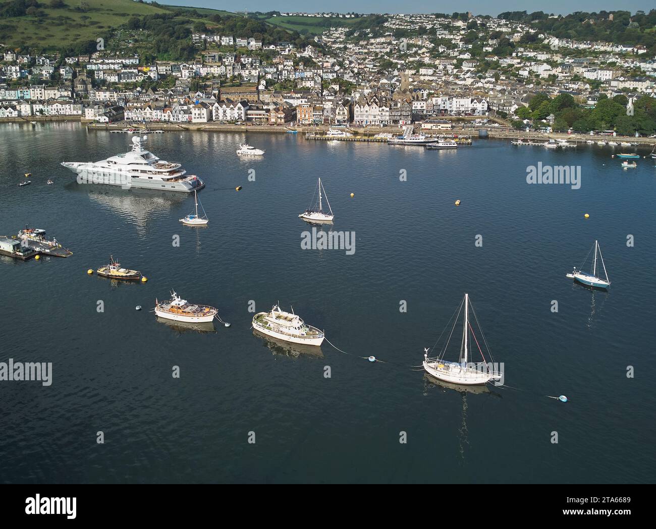 Una vista ariosa dello splendido estuario del fiume Dart e della storica città di Dartmouth, Devon, Gran Bretagna. Foto Stock