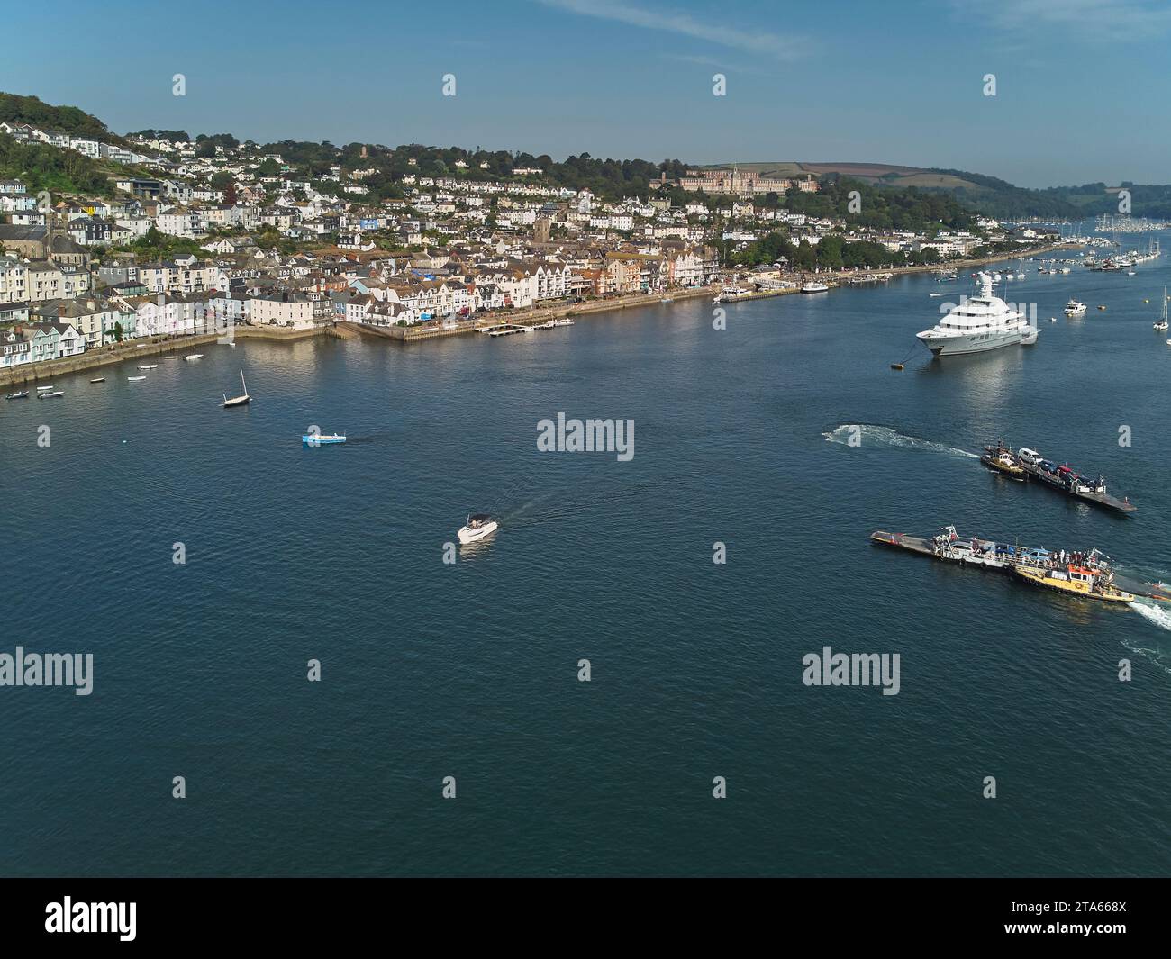 Una vista ariosa dello splendido estuario del fiume Dart e della storica città di Dartmouth, Devon, Gran Bretagna. Foto Stock