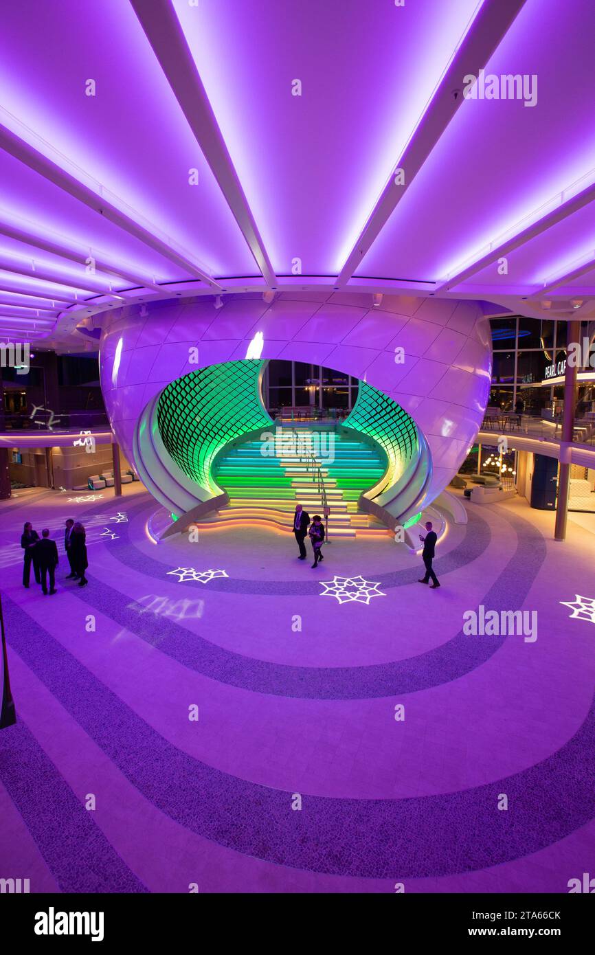 Icon of the Seas, la più grande nave da crociera al mondo di proprietà della Royal Caribbean si avvicina al completamento in un cantiere navale di Turku, Finlandia Foto Stock