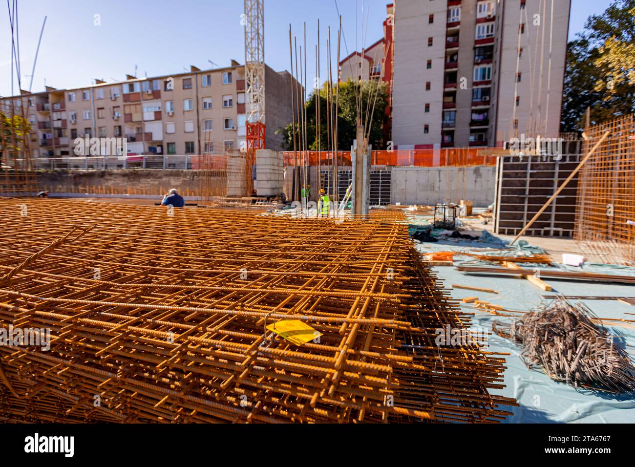 Palo di acciaio arrugginito rettangolare per calcestruzzo pronto per l'installazione in cantiere. Foto Stock