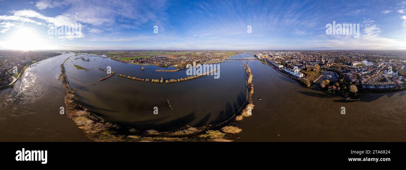 Le terre di campagna sorvolarono durante l'altissimo livello dell'acqua del fiume IJssel a Zutphen, nei Paesi Bassi, contro un cielo blu al mattino. Antenna Foto Stock