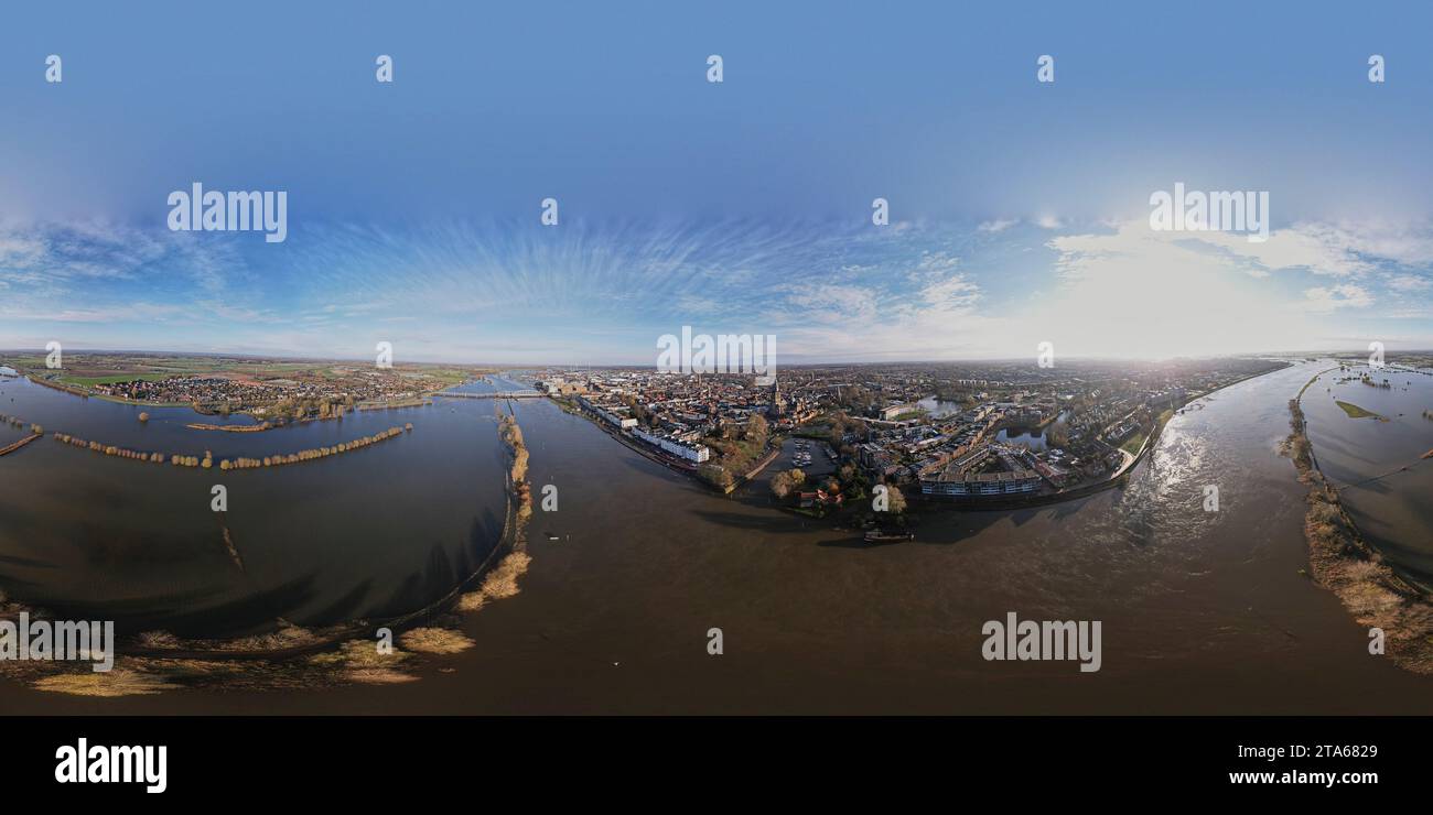 Pronto per il panorama VR a 360 gradi. Livello dell'acqua estremamente alto del fiume IJssel a Zutphen, nei Paesi Bassi, contro un cielo azzurro. Antenna Foto Stock