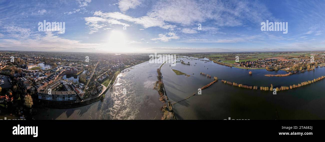 Livello dell'acqua estremamente alto del fiume IJssel a Zutphen, nei Paesi Bassi, contro un cielo azzurro. Panorama aereo, clima e meteo. Foto Stock