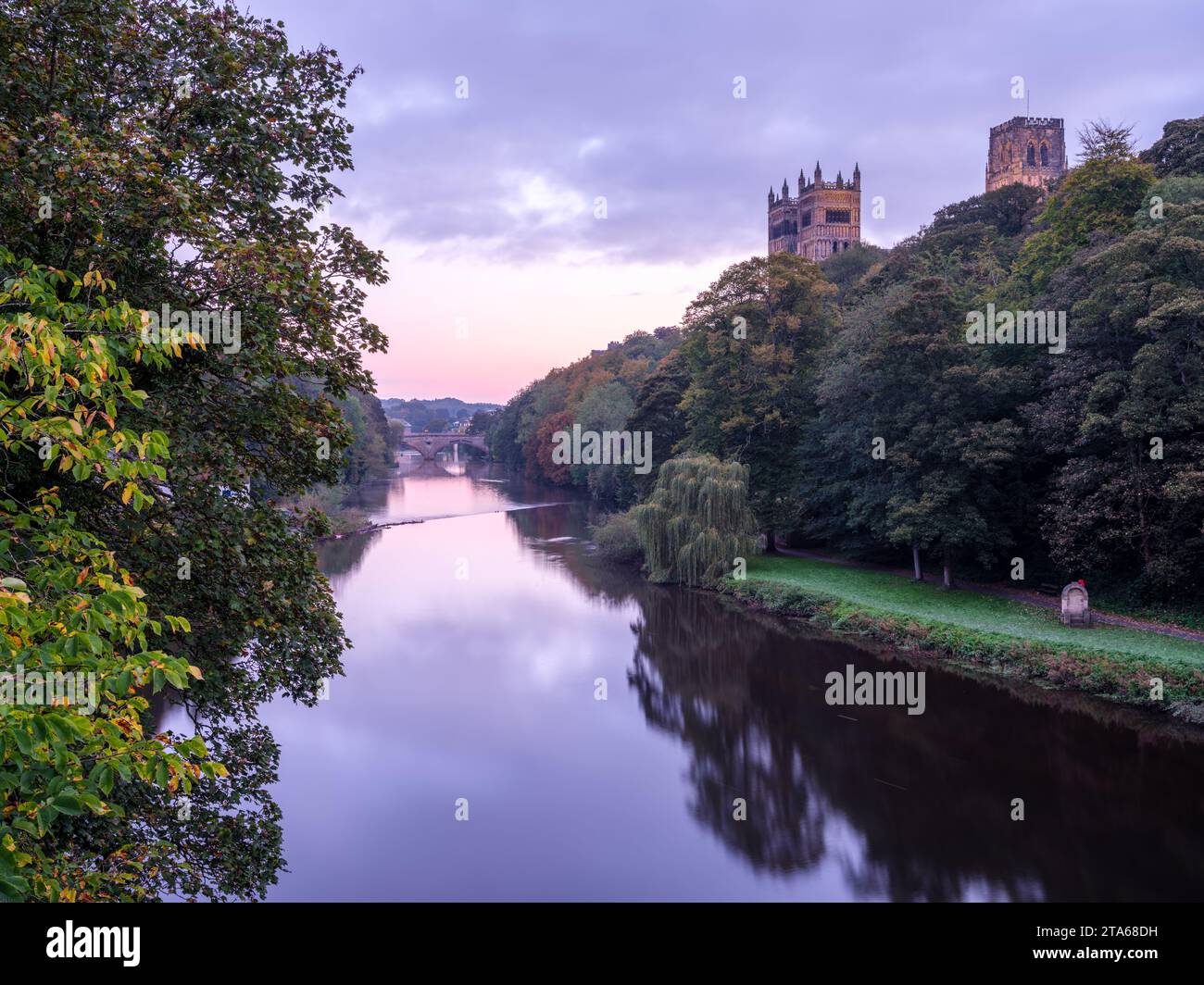 La cattedrale di Durham e il fiume si indossano in una mattinata autunnale ancora in cui sorge il sole Foto Stock