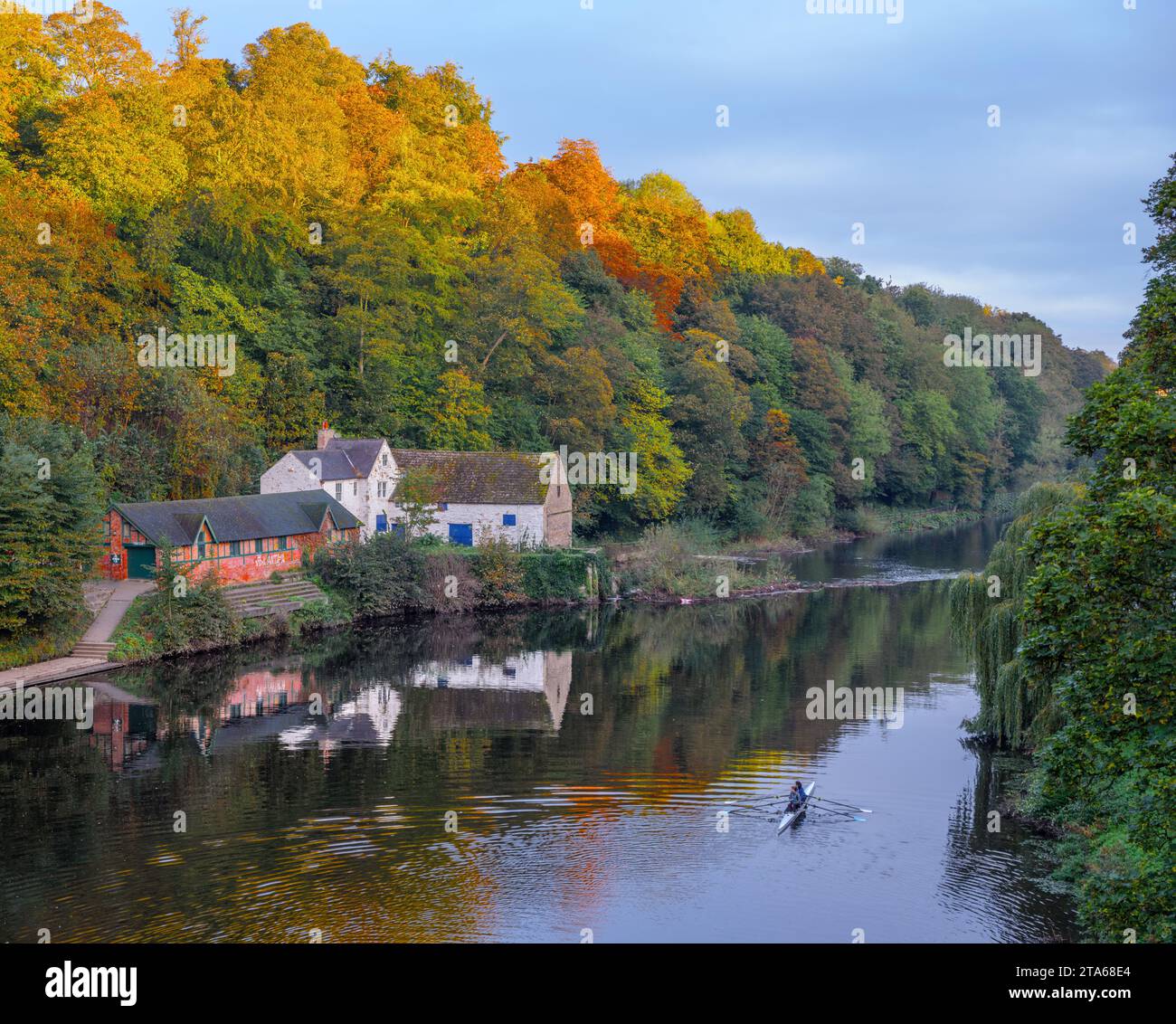 L'Old Corn Mill e i vogatori sul fiume indossano a Durham durante una splendida mattinata autunnale Foto Stock