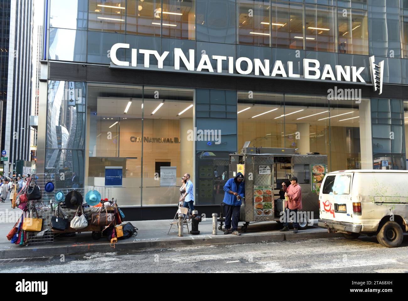 New York, USA - 30 maggio 2018: Persone in strada vicino alla City National Bank di New York. Foto Stock