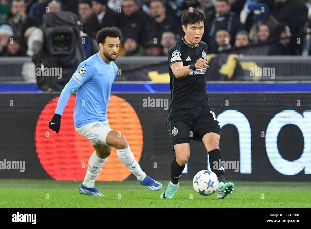 Roma, Lazio. 28 novembre 2023. Felipe Anderson della SS Lazio, Greg Taylor del Celtic durante la partita di Champions League tra Lazio e Celtic allo stadio Olimpico, Italia, 28 novembre 2023. Foto di credito AllAccetto Live: SIPA USA/Alamy Live News Foto Stock