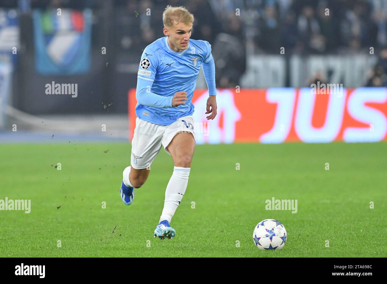 Roma, Lazio. 28 novembre 2023. Gustv Isaksen della SS Lazio durante la partita di Champions League tra Lazio e Celtic allo stadio Olimpico, Italia, 28 novembre 2023. Foto di credito AllAccetto Live: SIPA USA/Alamy Live News Foto Stock