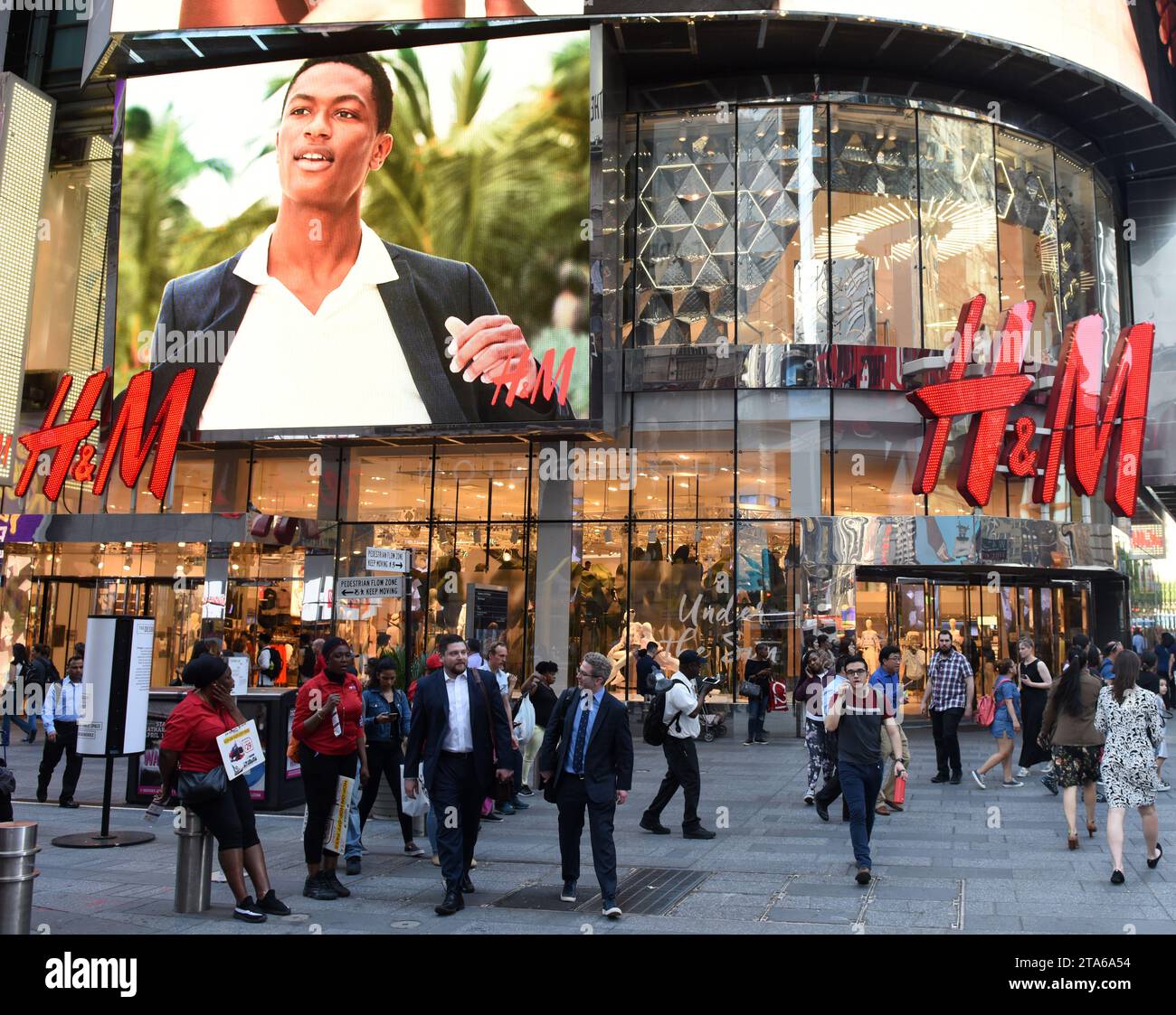 New York, USA - 24 maggio 2018: Persone vicino al negozio H&M di New York. Foto Stock