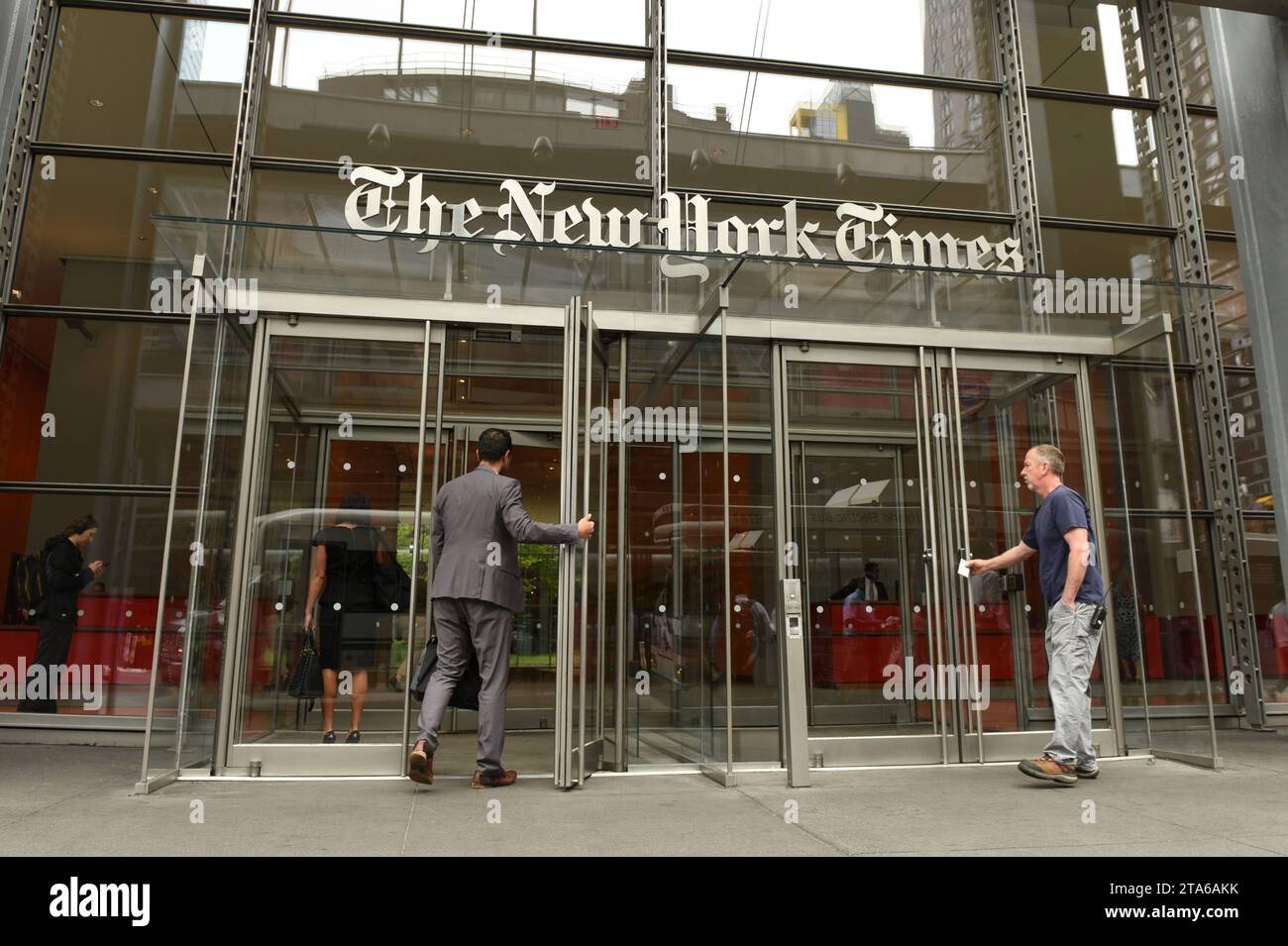 New York, USA - 31 maggio 2018: Persone vicino all'ingresso dell'edificio del New York Times a New York. Foto Stock