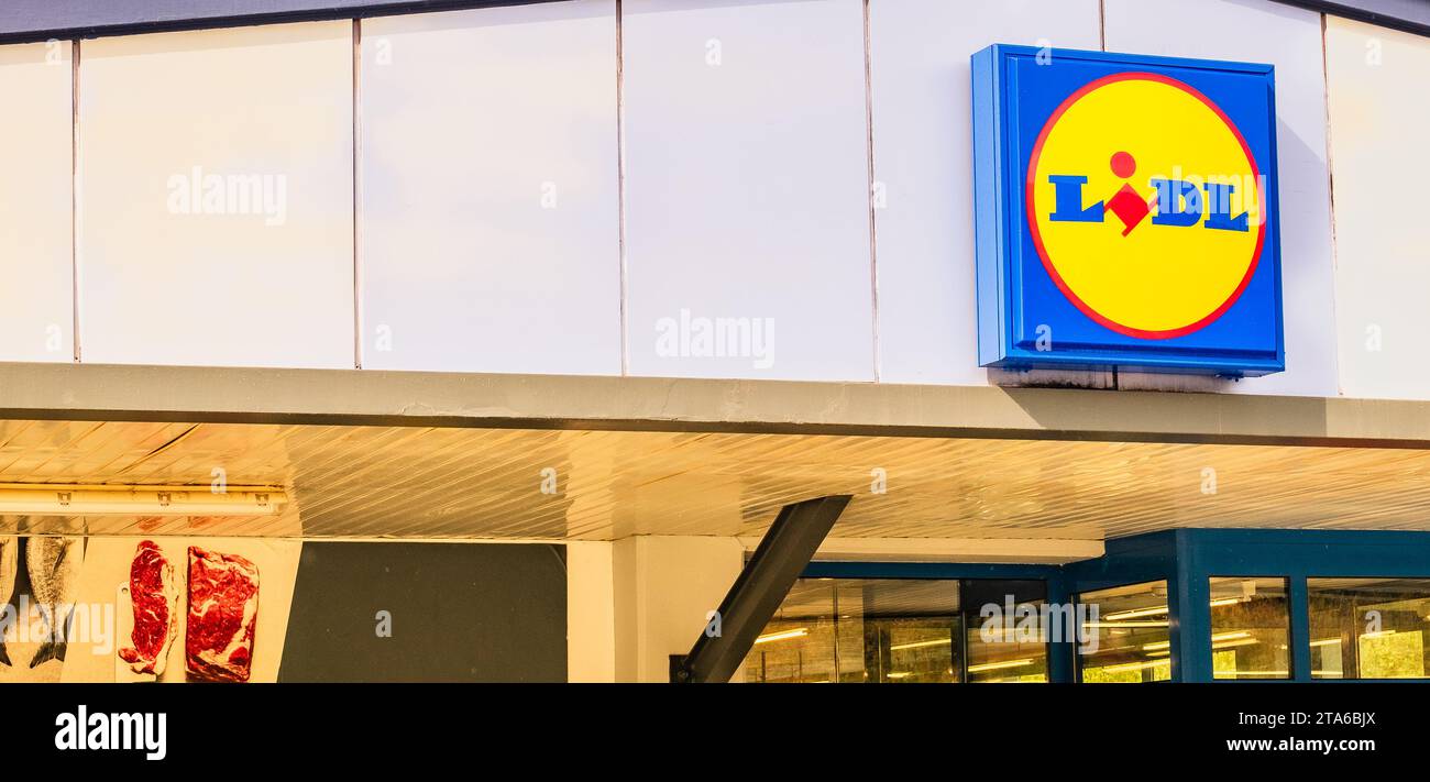 Primo piano su billboard Lidl. Cartello Lidl Shop con logo del marchio. Catena tedesca di supermercati a prezzi scontati. Minimarket aperto 24 ore su 24. Foto Stock