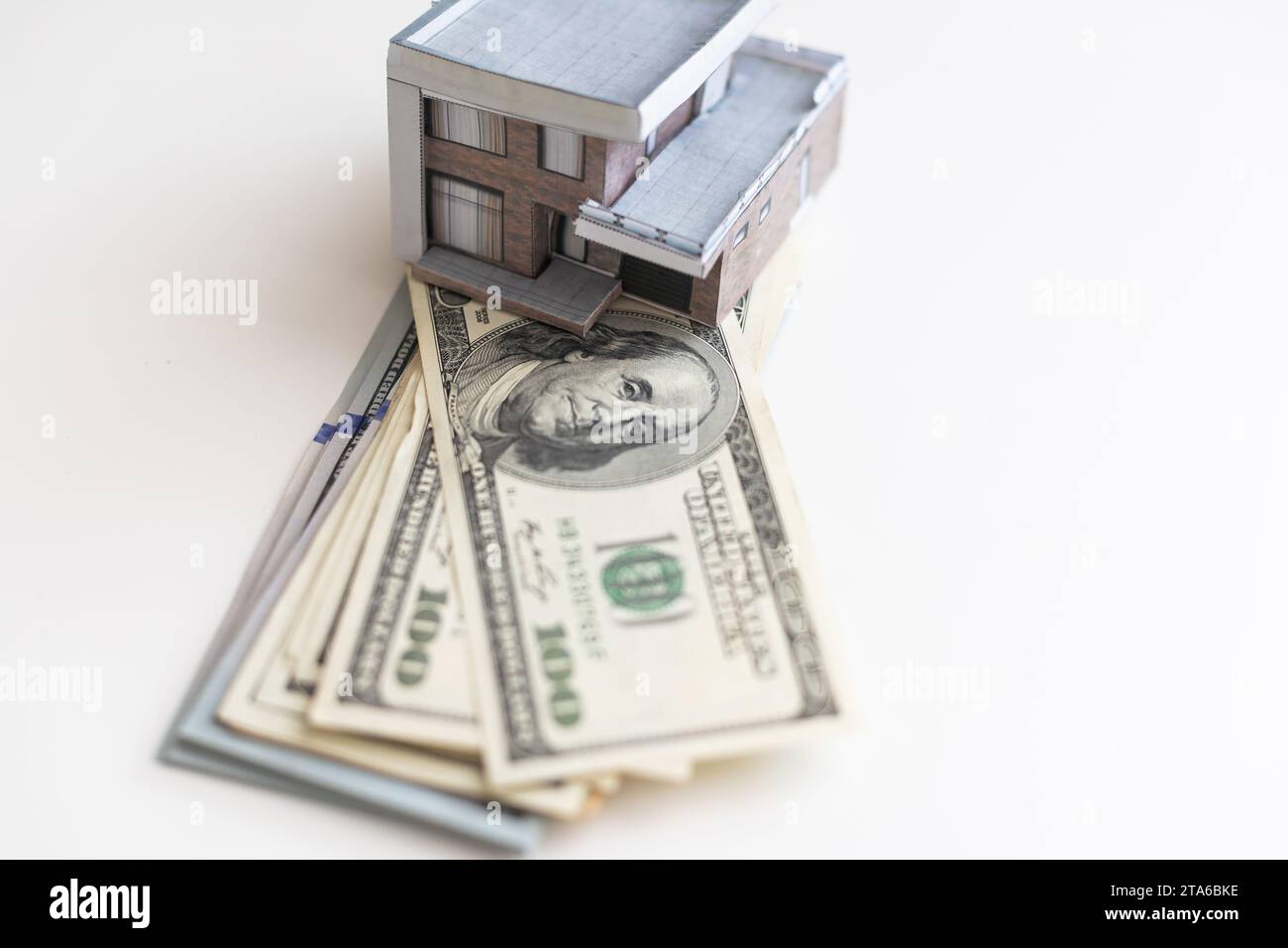 Casa di carta in miniatura con soldi Foto Stock Casa di carta in miniatura con soldi Foto Stock